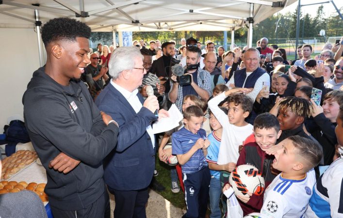 Aurélien Tchouaméni, joueur du Real Madrid sélectionné en équipe de France et qui a évolué aux Girondins et a été formé au club d'Artigues revient en visite dans son club d'Artigues