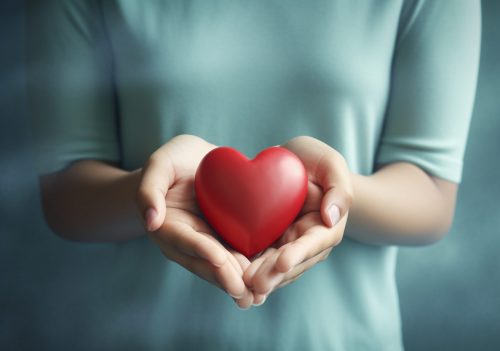 femme-tenant-objet-forme-coeur femme-tenant-objet-forme-coeur